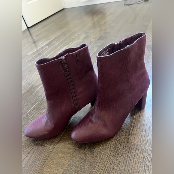 Ann Taylor Embossed Rich Burgundy Block Heel Booties Ankle Boots- SZ 7.5 - Picture 7 of 7